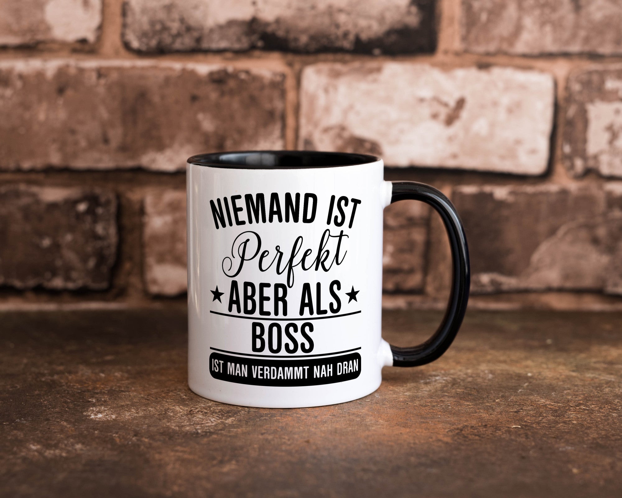 Verdammt nah dran: Boss | Führungskraft Vorgesetzter Humor Geschenkidee Tasse