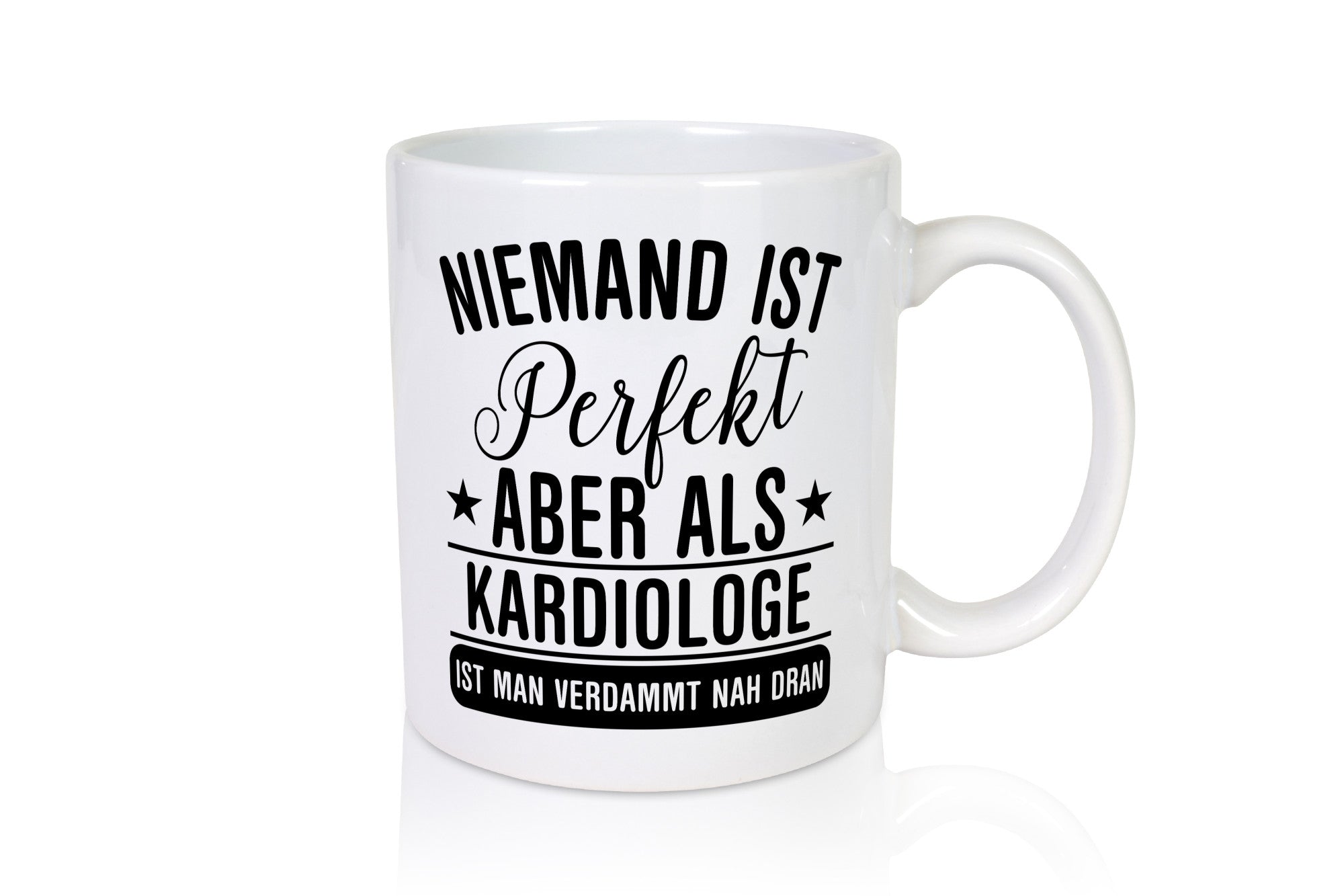 Verdammt nah dran: Kardiologe | Kardiologie Geschenkidee Humor Tasse