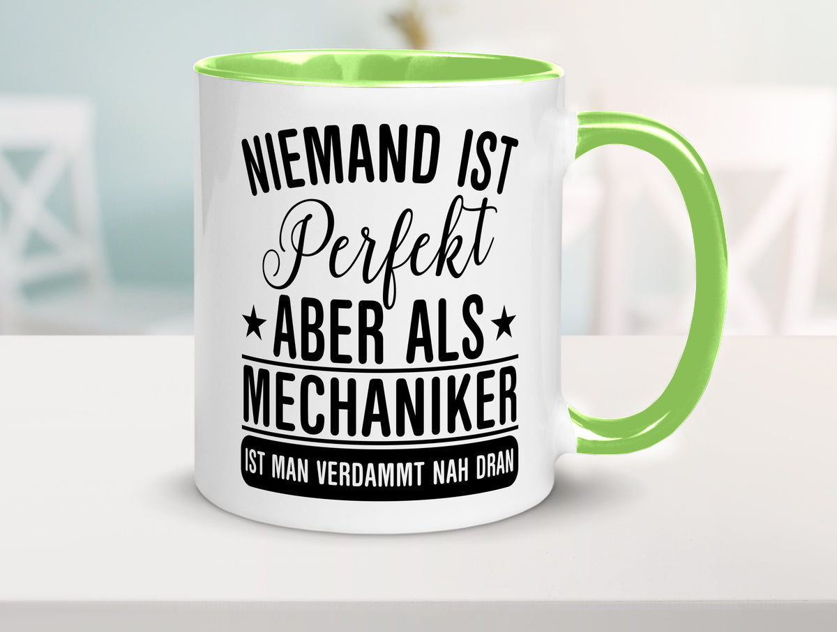 Verdammt nah dran: Mechaniker | KFZ Werkstatt lustig Humor Geschenkidee Tasse