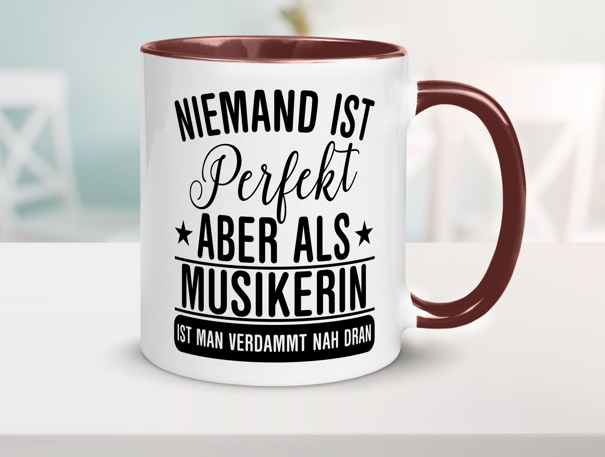 Verdammt nah dran: Musikerin | Musik Musikantin Geschenkidee Humor Tasse
