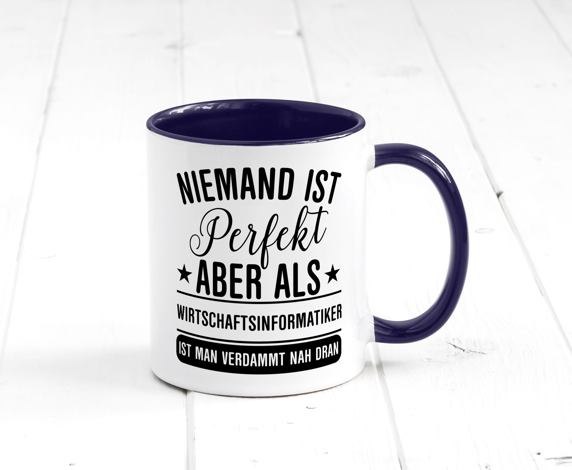 Verdammt nah dran: Wirtschaftsinformatiker | Informatik Humor Geschenkidee Tasse