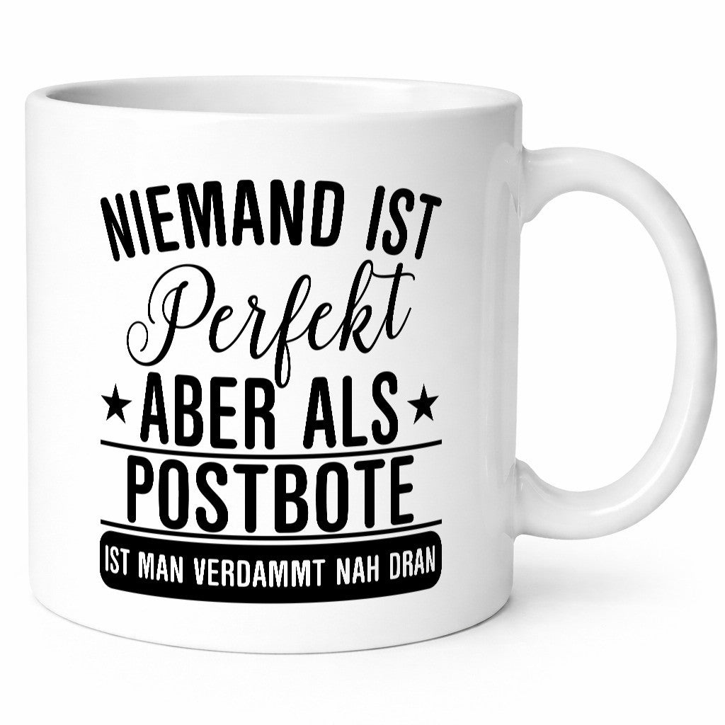 Verdammt nah dran: Postbote | Beruf Post Briefträger Geschenk Arbeit Kollegen