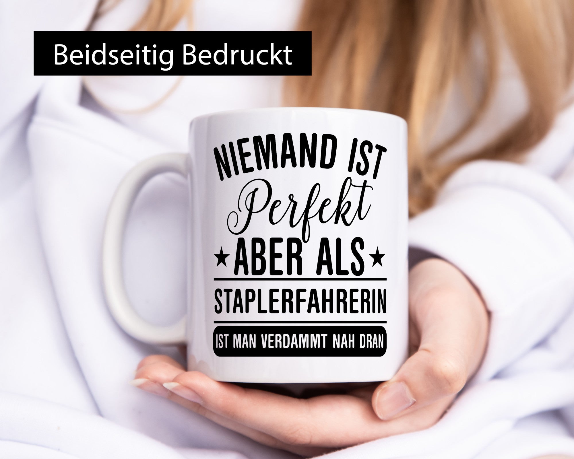 Verdammt nah dran: Staplerfahrerin | Gabelstapler Humor Geschenkidee Tasse