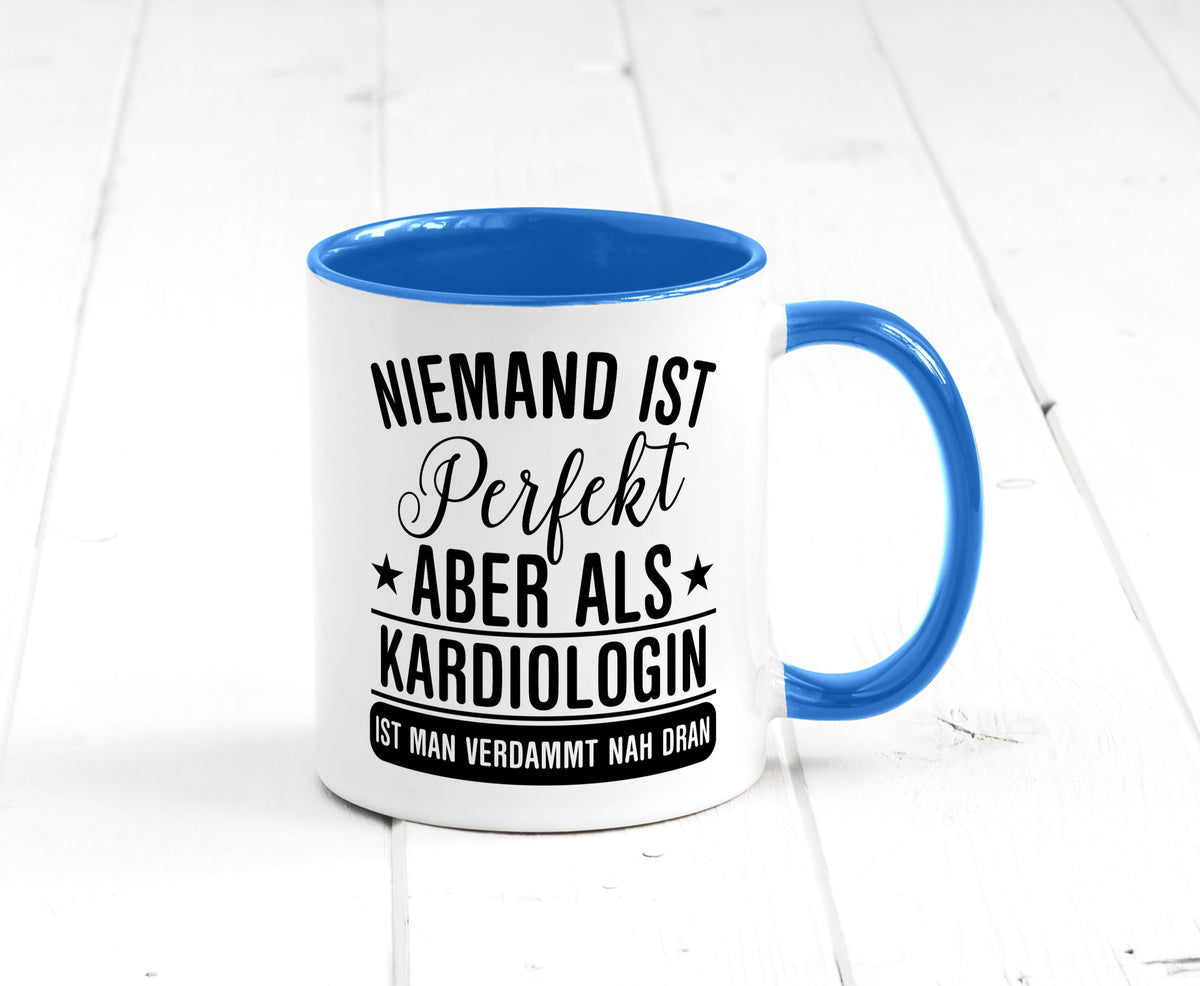 Verdammt nah dran: Kardiologin | Kardiologie Humor Geschenkidee Tasse