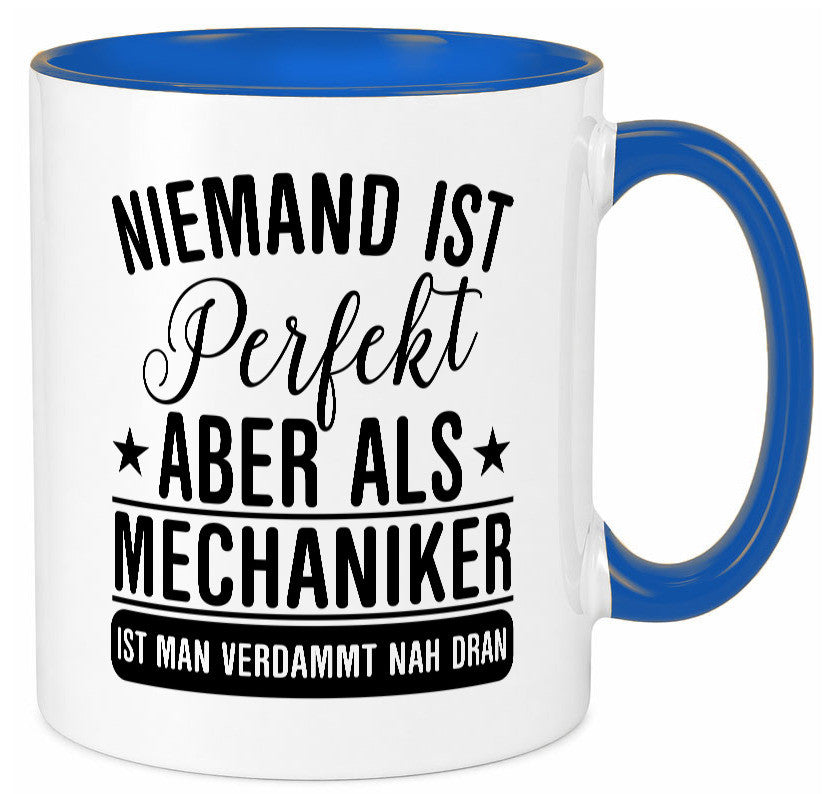Verdammt nah dran: Mechaniker | KFZ Werkstatt lustig Humor Geschenkidee Tasse
