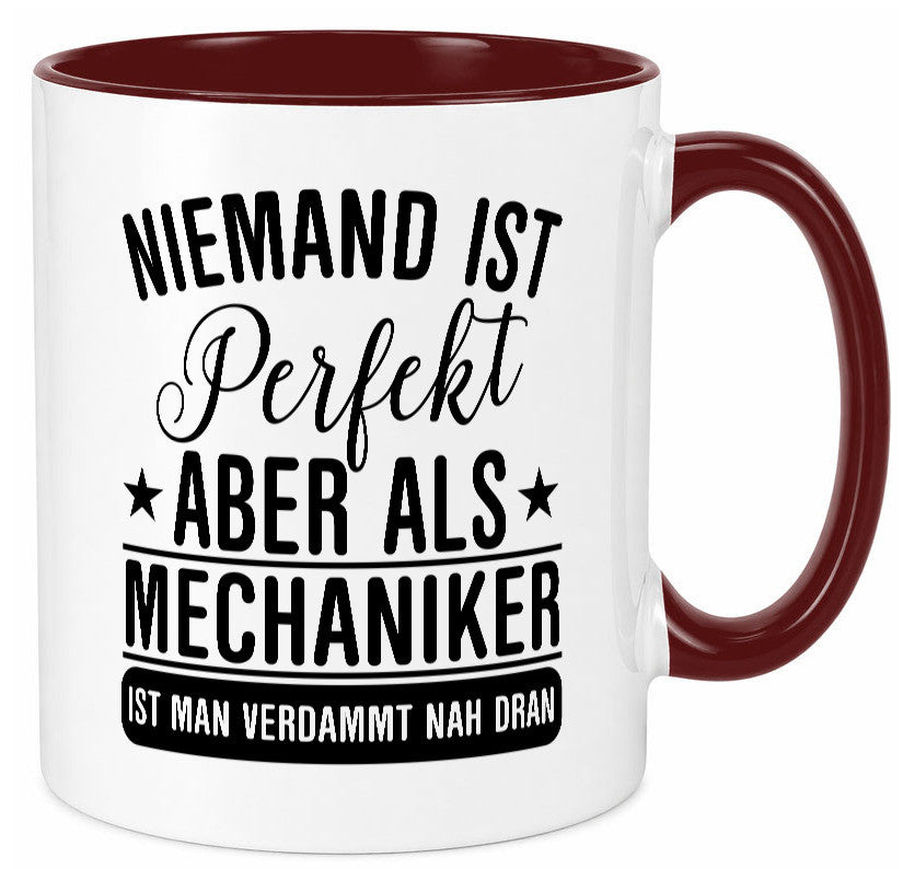 Verdammt nah dran: Mechaniker | KFZ Werkstatt lustig Humor Geschenkidee Tasse
