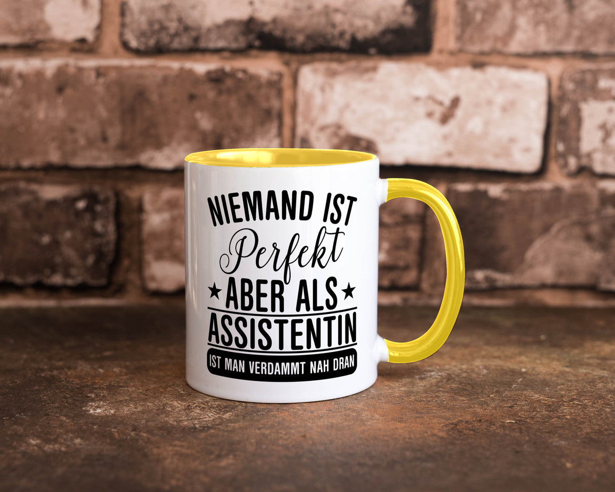 Verdammt nah dran: Assistentin | Assistenz Hilfskraft lustiger Spruch Geschenk Tasse