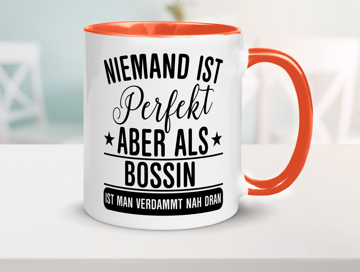 Verdammt nah dran: Bossin | Führungskraft Vorgesetzte Humor Geschenkidee Tasse