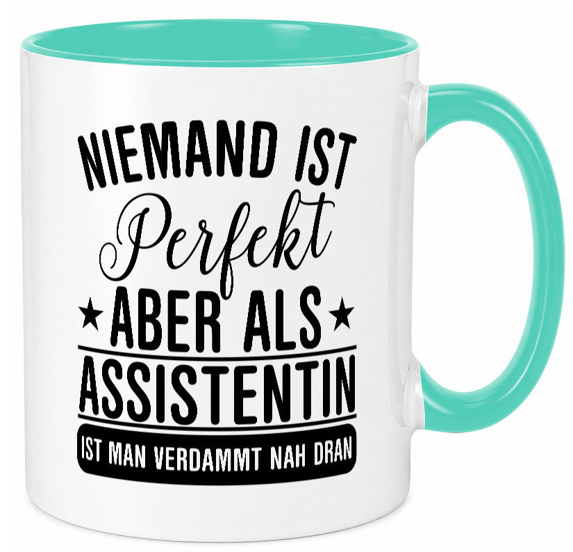 Verdammt nah dran: Assistentin | Assistenz Hilfskraft lustiger Spruch Geschenk Tasse