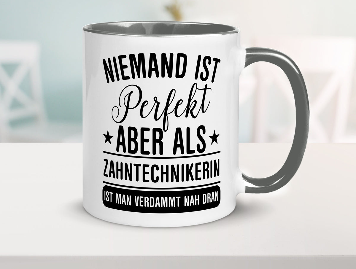 Verdammt nah dran: Zahntechnikerin | Zahnmedizin Humor Geschenkidee Tasse