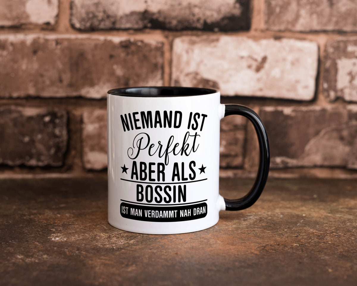 Verdammt nah dran: Bossin | Führungskraft Vorgesetzte Humor Geschenkidee Tasse