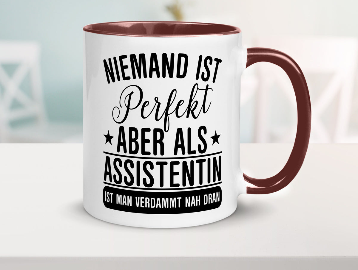 Verdammt nah dran: Assistentin | Assistenz Hilfskraft lustiger Spruch Geschenk Tasse
