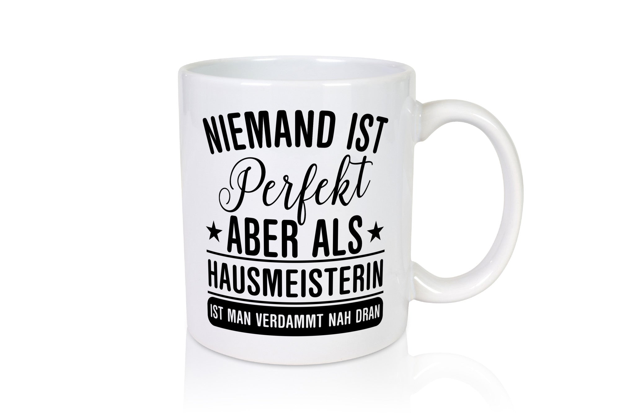 Verdammt nah dran: Hausmeisterin | Hauswart Humor Geschenkidee Tasse