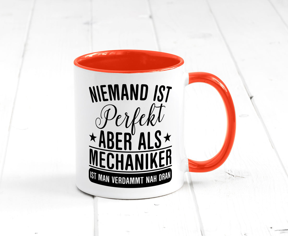 Verdammt nah dran: Mechaniker | KFZ Werkstatt lustig Humor Geschenkidee Tasse