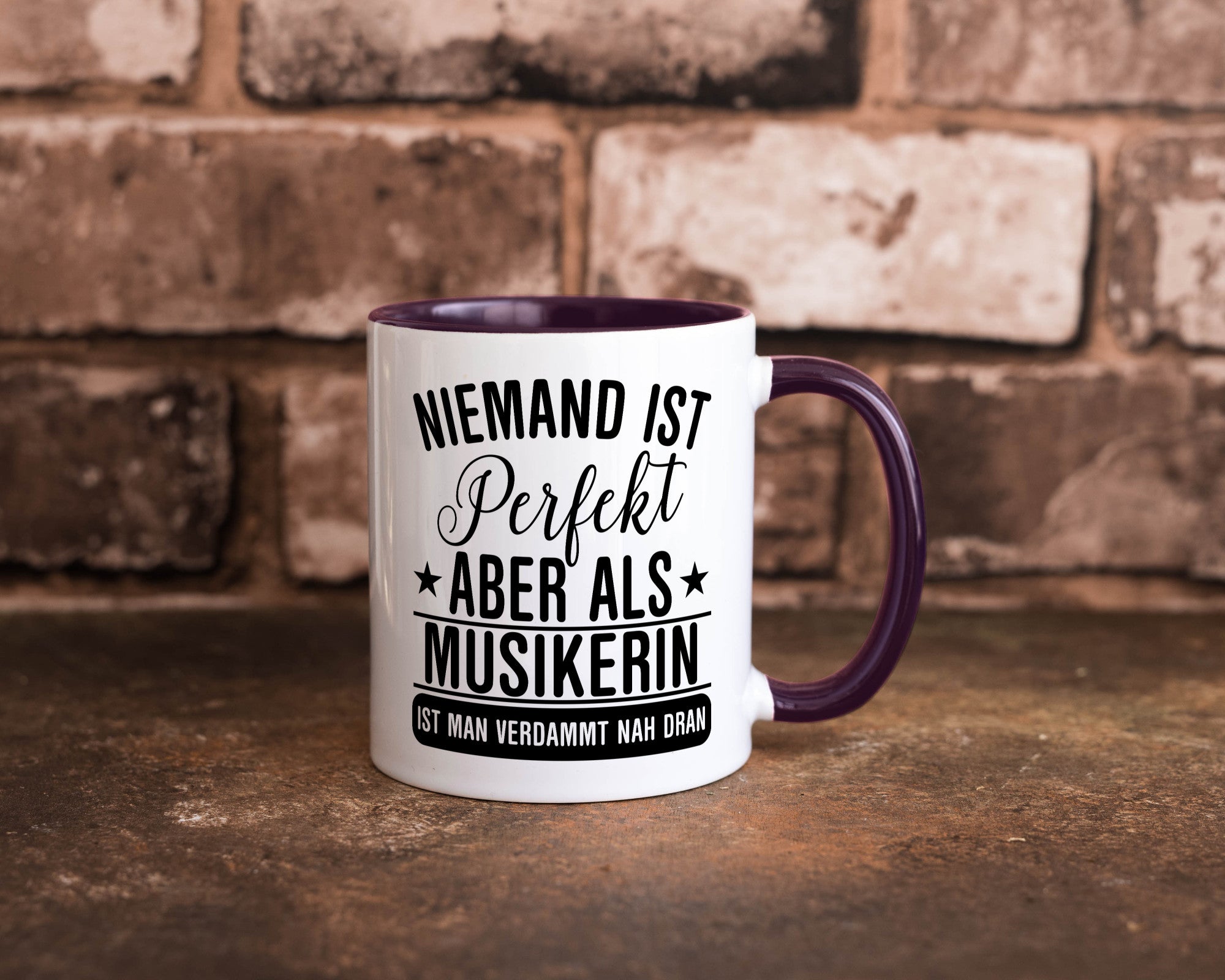 Verdammt nah dran: Musikerin | Musik Musikantin Geschenkidee Humor Tasse