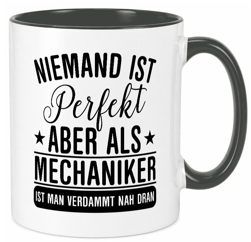 Verdammt nah dran: Mechaniker | KFZ Werkstatt lustig Humor Geschenkidee Tasse