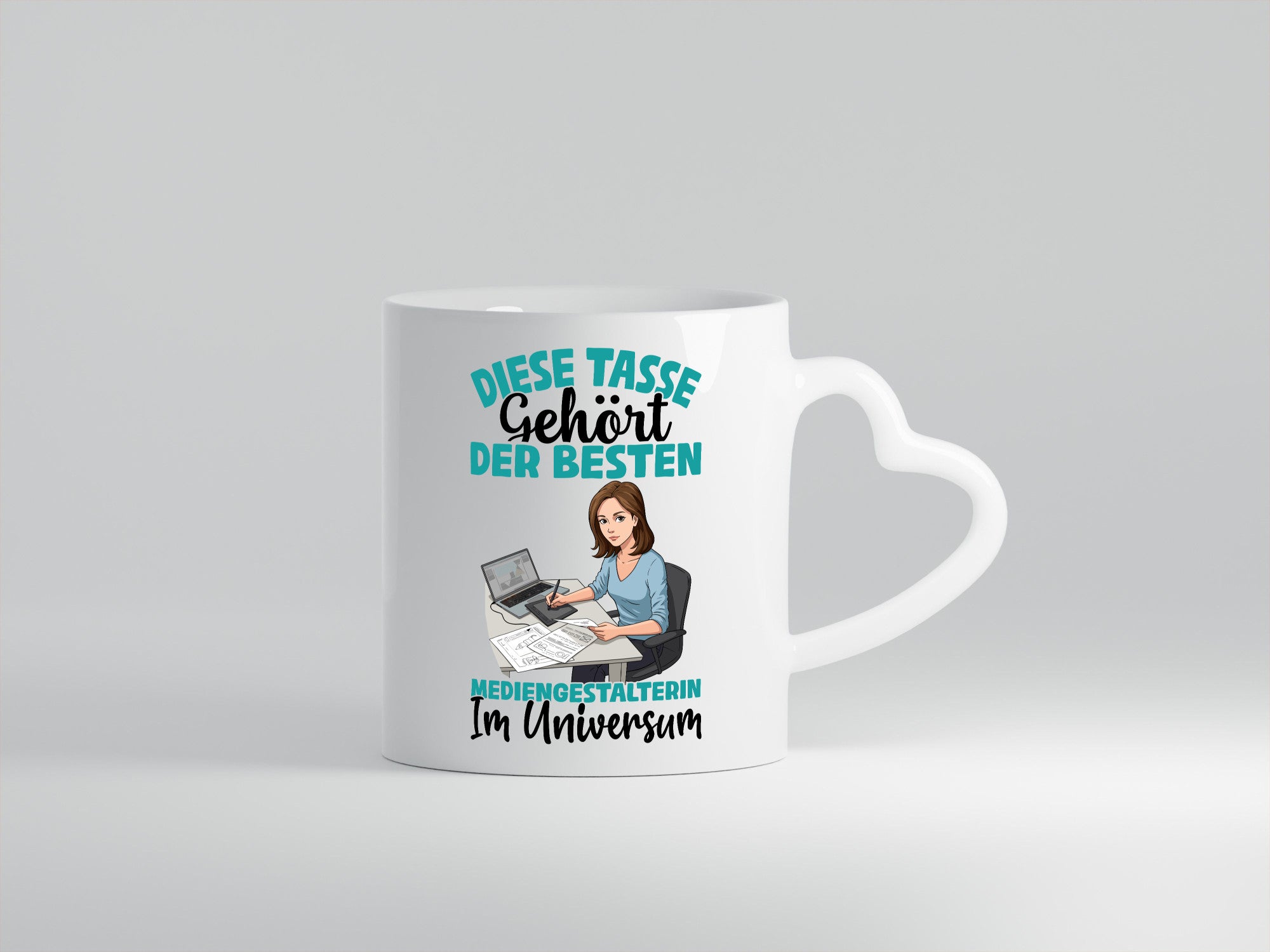 Im Universum: Mediengestalterin | Medien Geschenkidee Humor Tasse