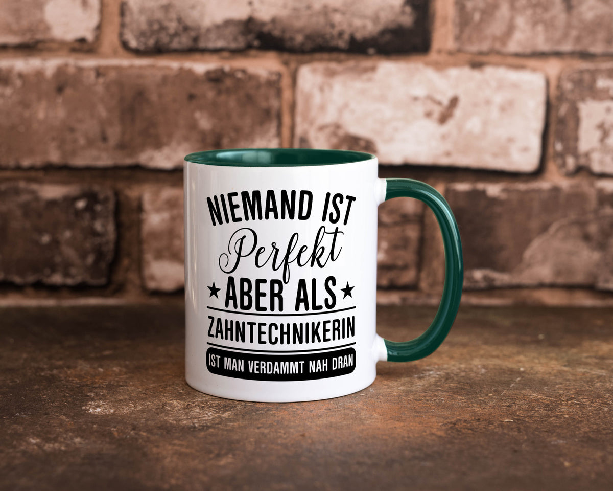 Verdammt nah dran: Zahntechnikerin | Zahnmedizin Humor Geschenkidee Tasse