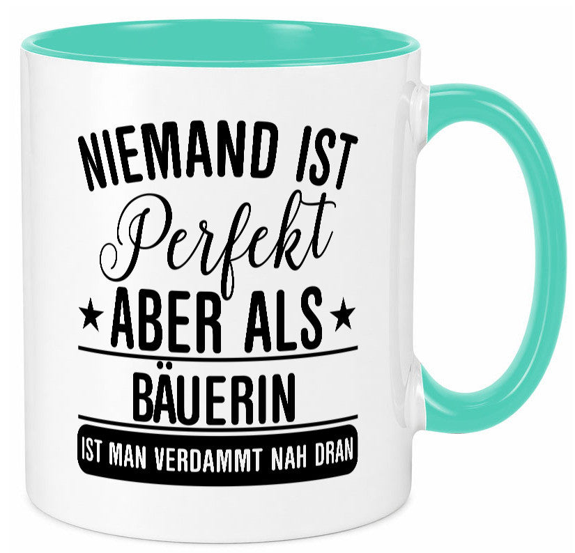 Verdammt nah dran: Bäuerin | Bauernhof Landwirtschaft lustiger Spruch Geschenk