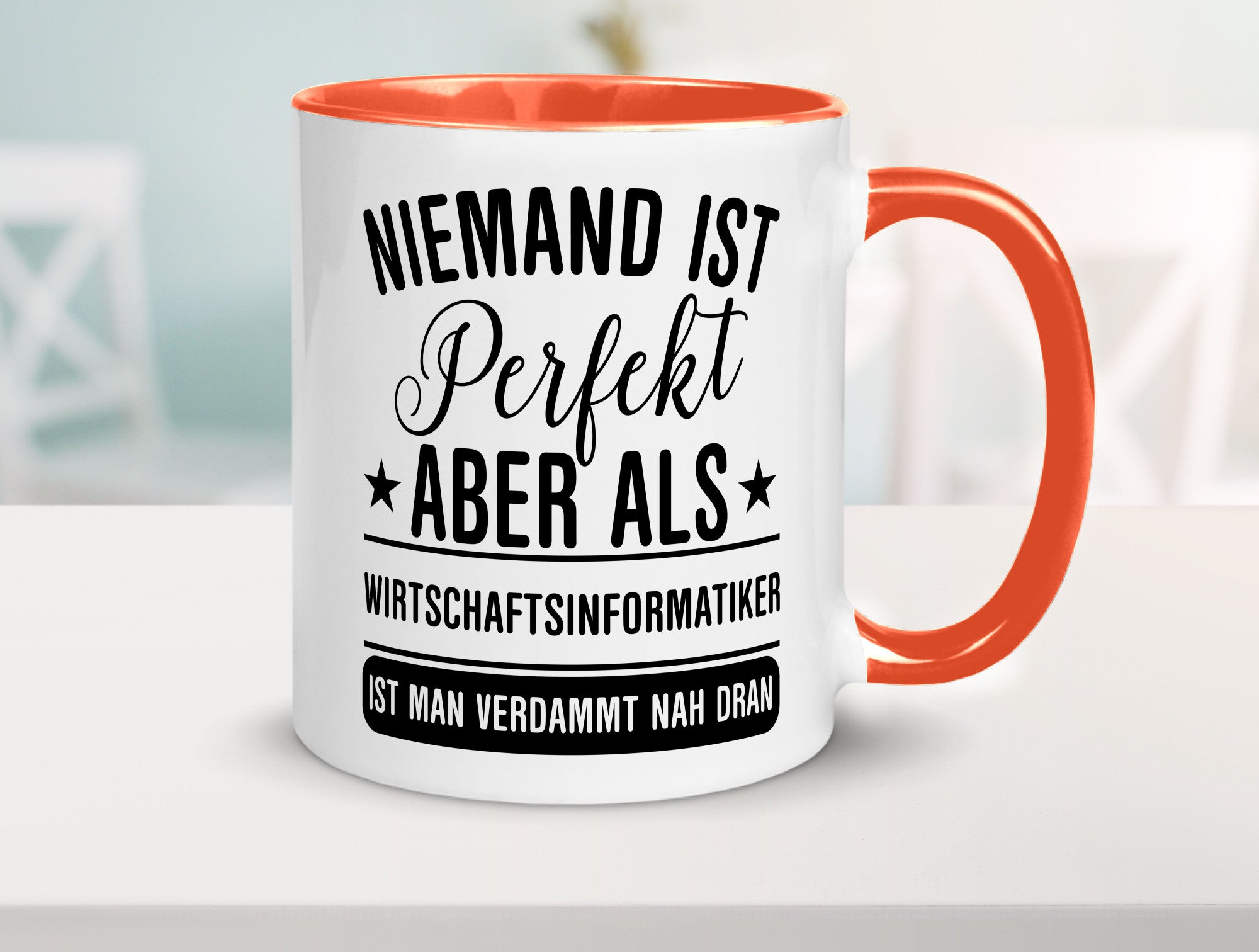 Verdammt nah dran: Wirtschaftsinformatiker | Informatik Humor Geschenkidee Tasse
