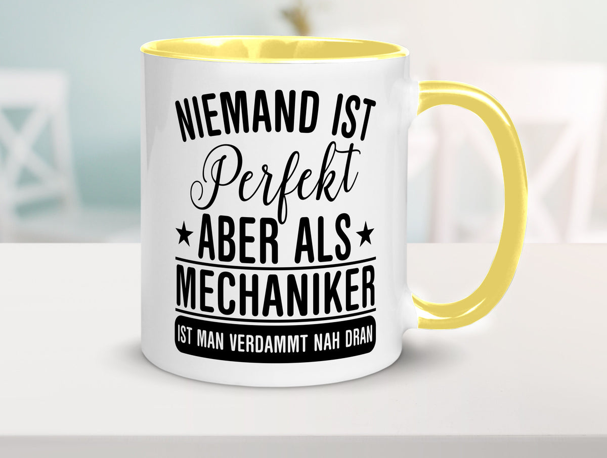 Verdammt nah dran: Mechaniker | KFZ Werkstatt lustig Humor Geschenkidee Tasse