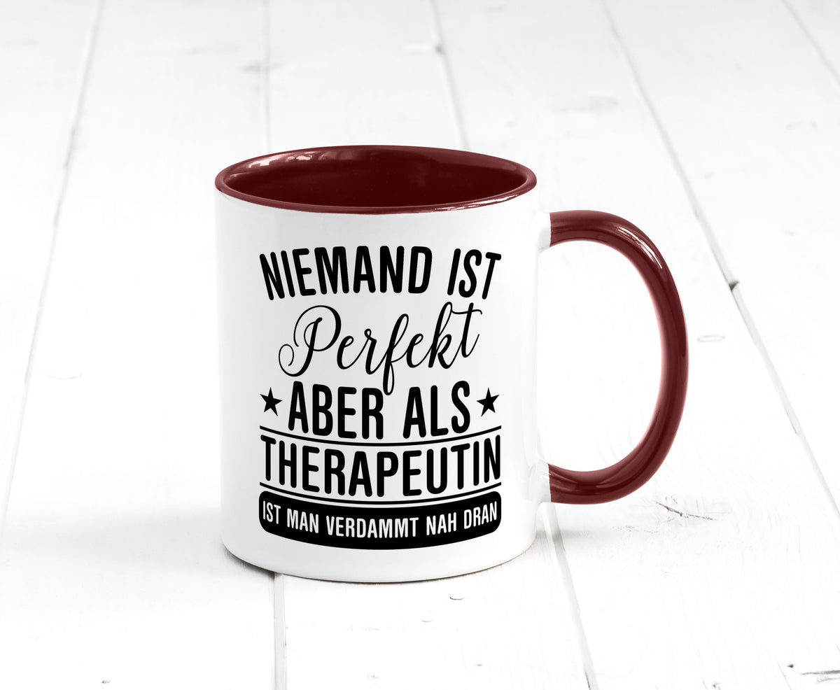 Verdammt nah dran: Therapeutin | Psychotherapie Therapie lustig Humor Tasse