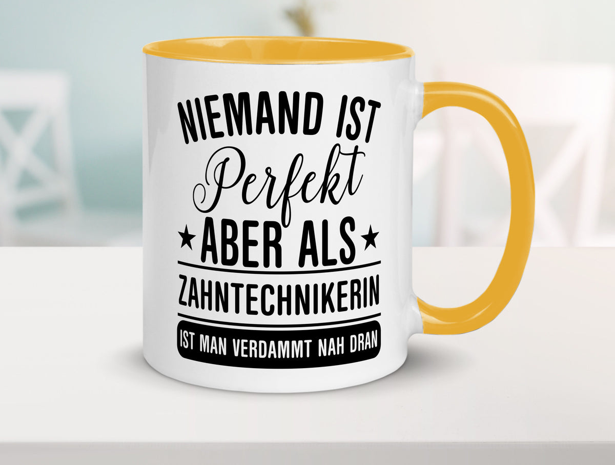 Verdammt nah dran: Zahntechnikerin | Zahnmedizin Humor Geschenkidee Tasse