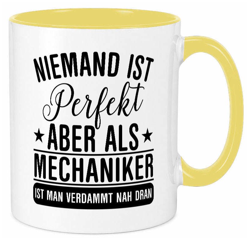 Verdammt nah dran: Mechaniker | KFZ Werkstatt lustig Humor Geschenkidee Tasse