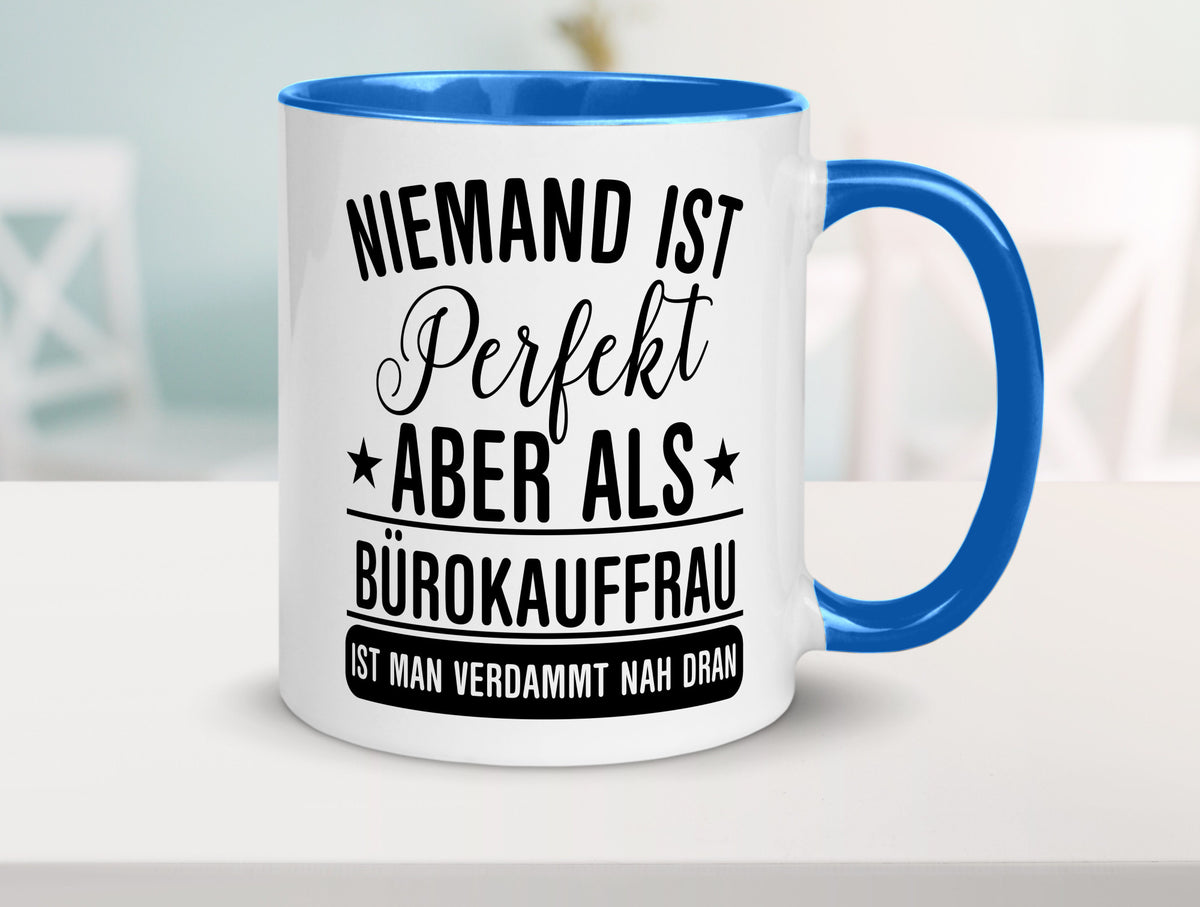 Verdammt nah dran: Bürokauffrau | Kauffrau lustiger Spruch Geschenk Arbeit Tasse