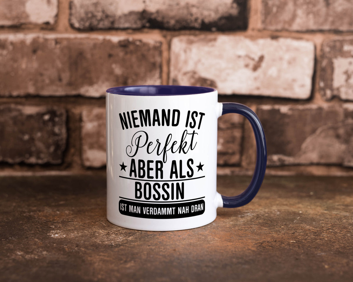 Verdammt nah dran: Bossin | Führungskraft Vorgesetzte Humor Geschenkidee Tasse