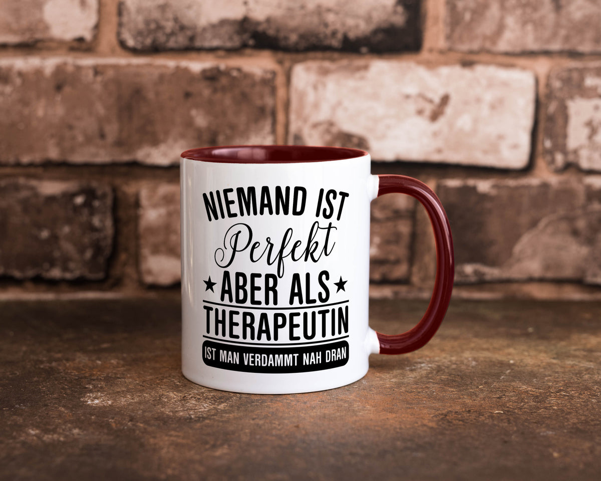 Verdammt nah dran: Therapeutin | Psychotherapie Therapie lustig Humor Tasse