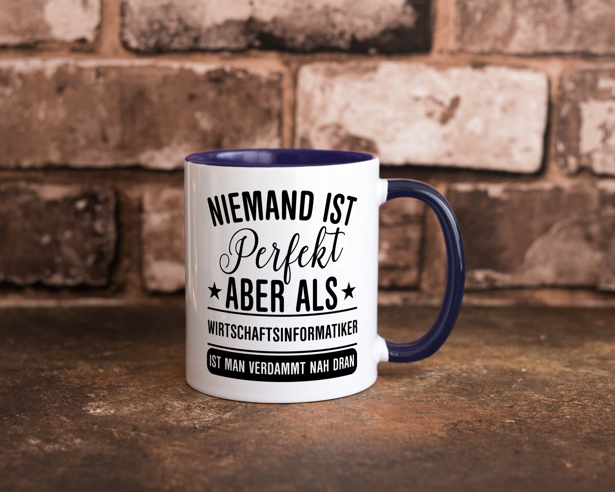 Verdammt nah dran: Wirtschaftsinformatiker | Informatik Humor Geschenkidee Tasse