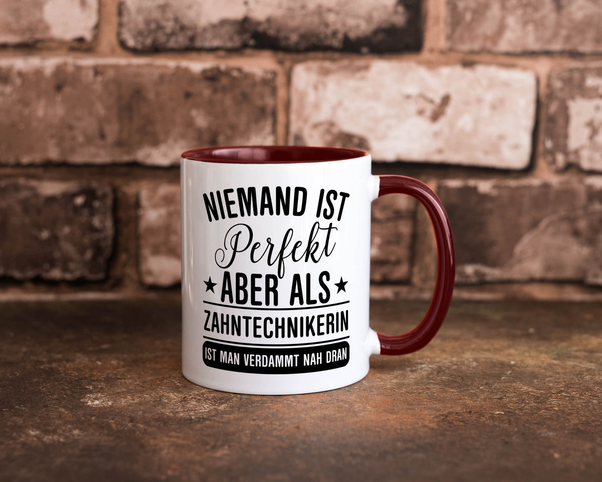 Verdammt nah dran: Zahntechnikerin | Zahnmedizin Humor Geschenkidee Tasse