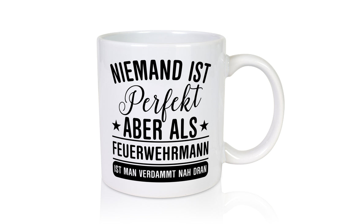 Verdammt nah dran: Feuerwehrmann | Feuerwehr Geschenkidee Humor Tasse