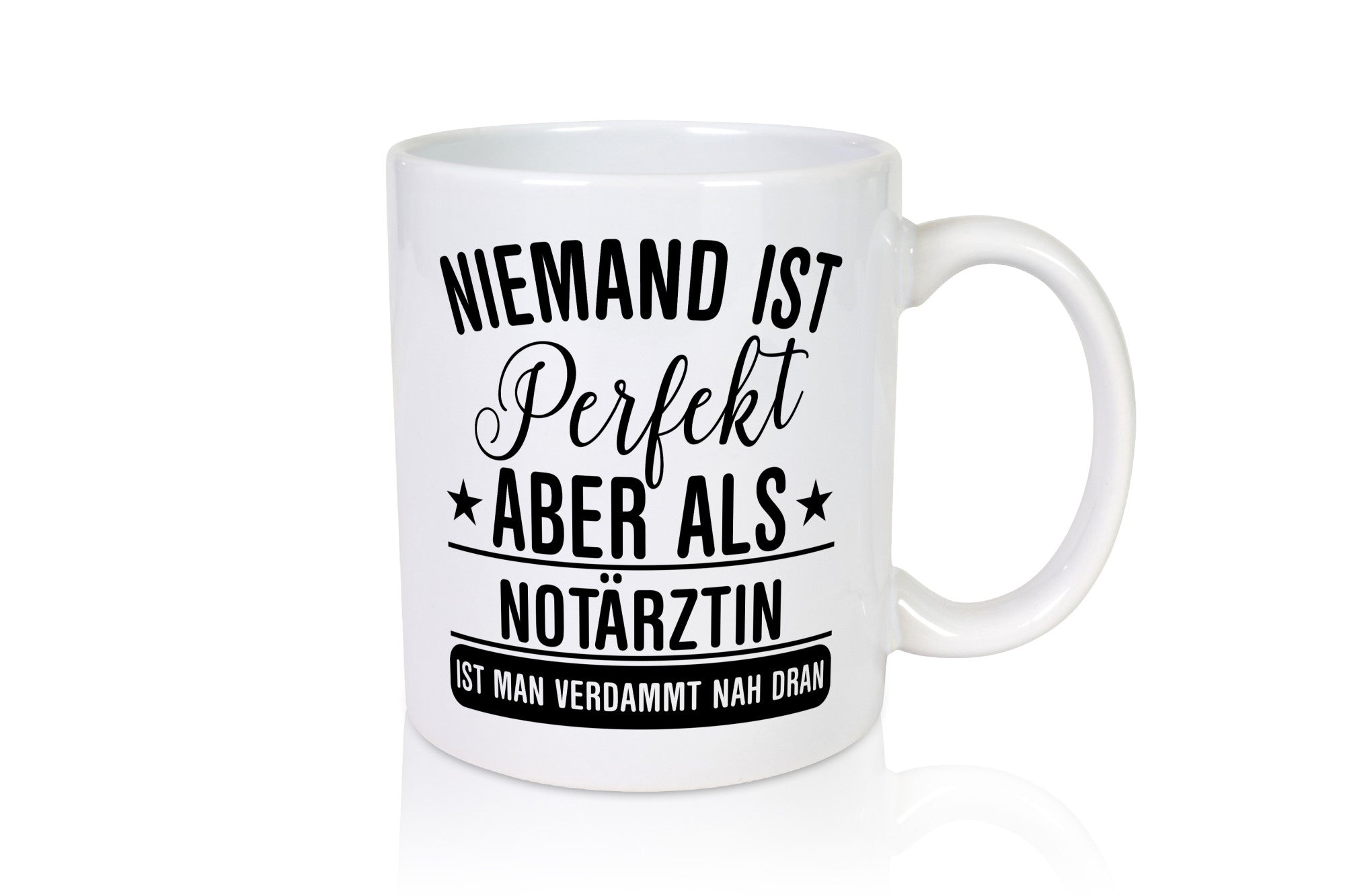 Verdammt nah dran: Notärztin | Ärztin Humor Geschenkidee Tasse
