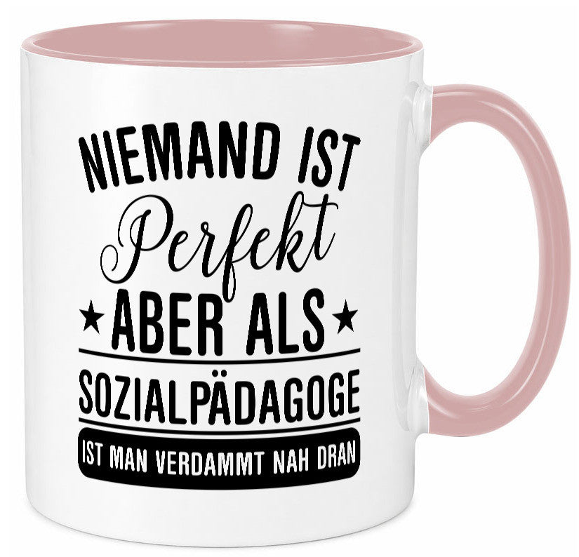 Verdammt nah dran: Sozialpädagoge | Pädagoge Geschenk Humor Geschenkidee Tasse