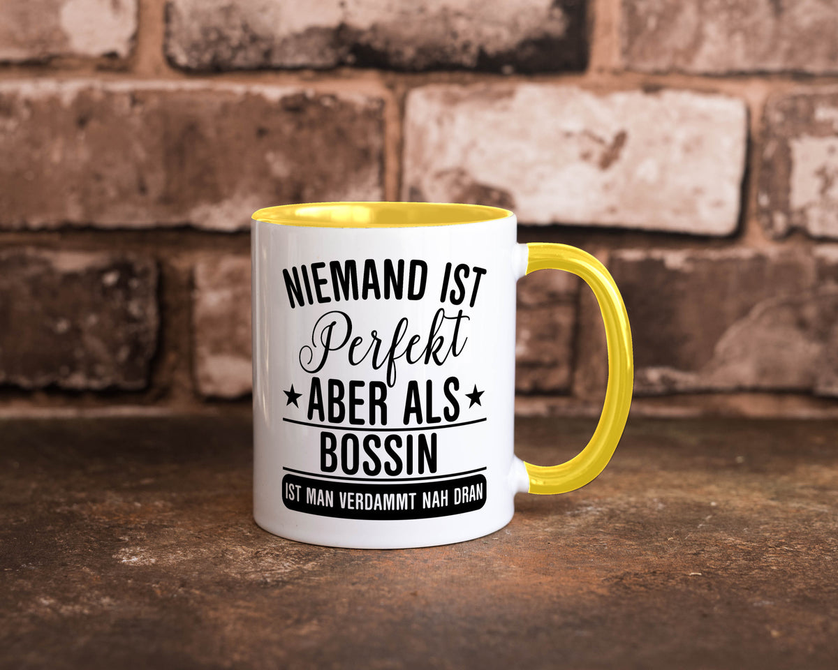 Verdammt nah dran: Bossin | Führungskraft Vorgesetzte Humor Geschenkidee Tasse