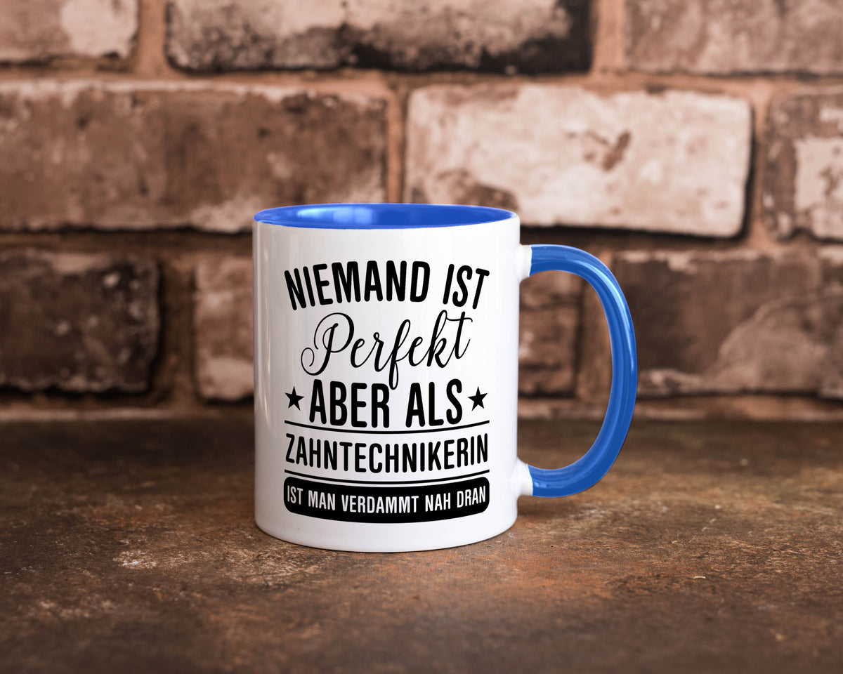 Verdammt nah dran: Zahntechnikerin | Zahnmedizin Humor Geschenkidee Tasse