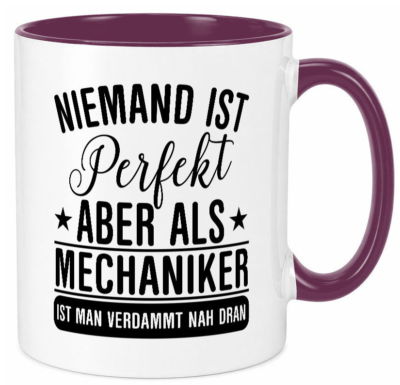 Verdammt nah dran: Mechaniker | KFZ Werkstatt lustig Humor Geschenkidee Tasse