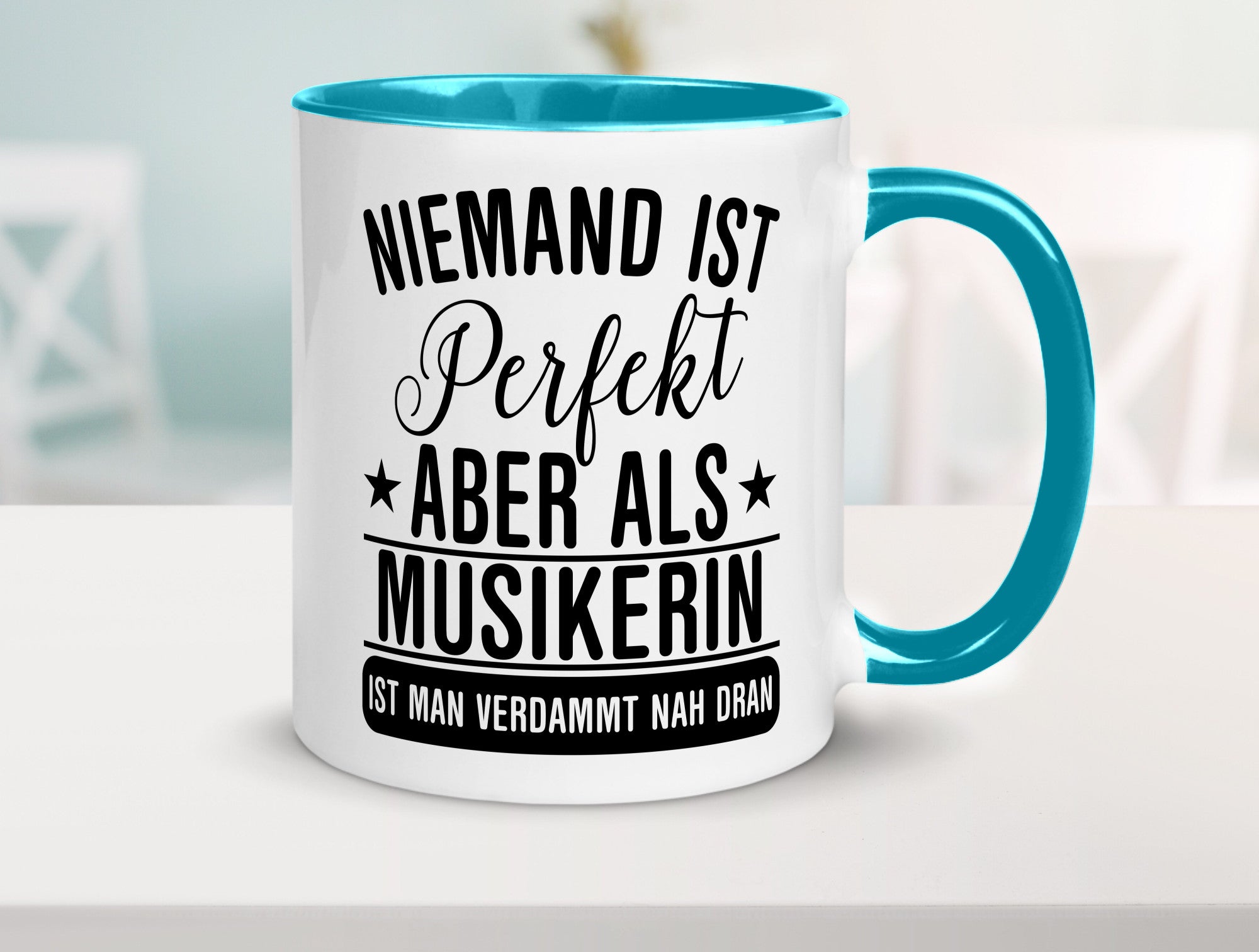 Verdammt nah dran: Musikerin | Musik Musikantin Geschenkidee Humor Tasse