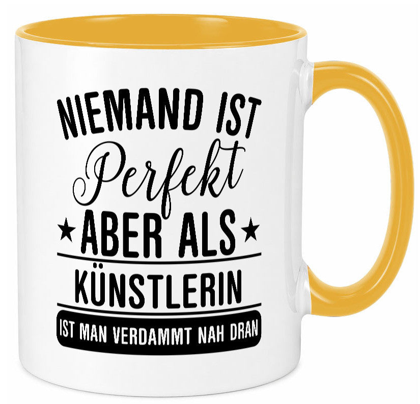 Verdammt nah dran: Künstlerin | Kunst Geschenkidee Humor Tasse