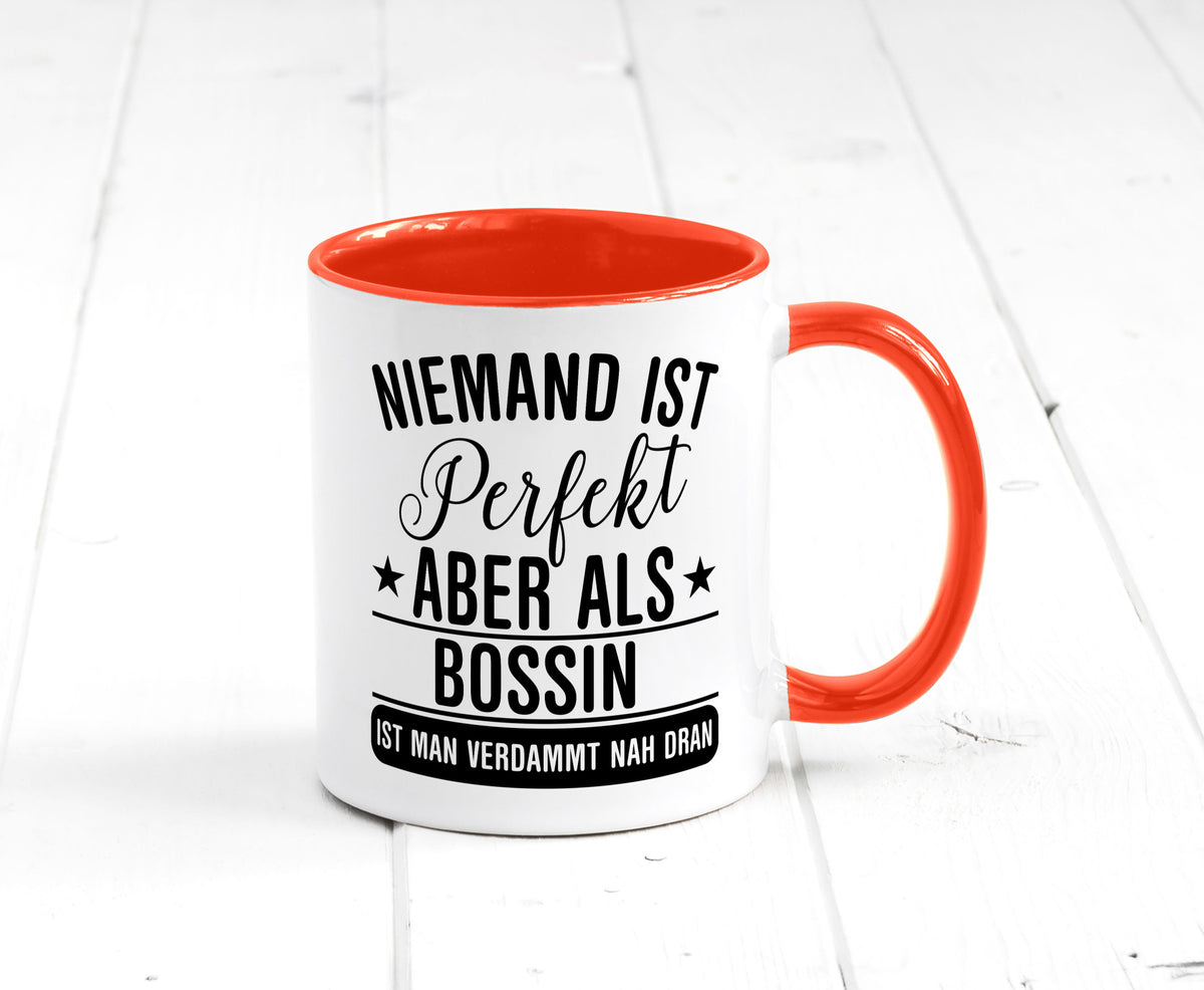Verdammt nah dran: Bossin | Führungskraft Vorgesetzte Humor Geschenkidee Tasse