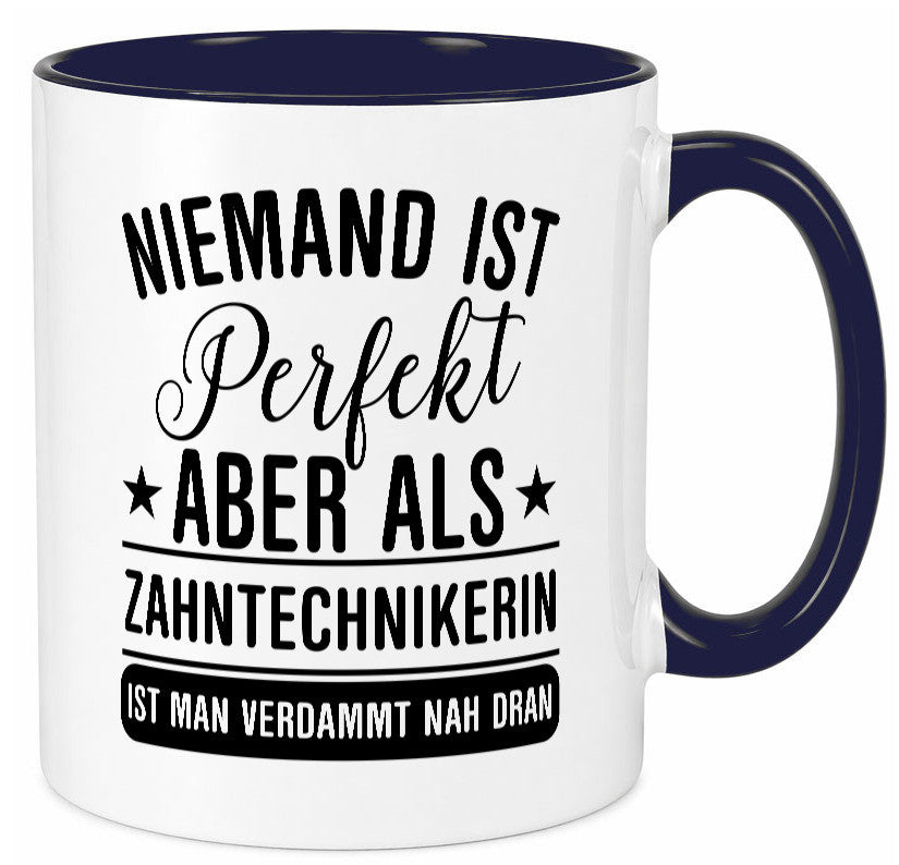 Verdammt nah dran: Zahntechnikerin | Zahnmedizin Humor Geschenkidee Tasse