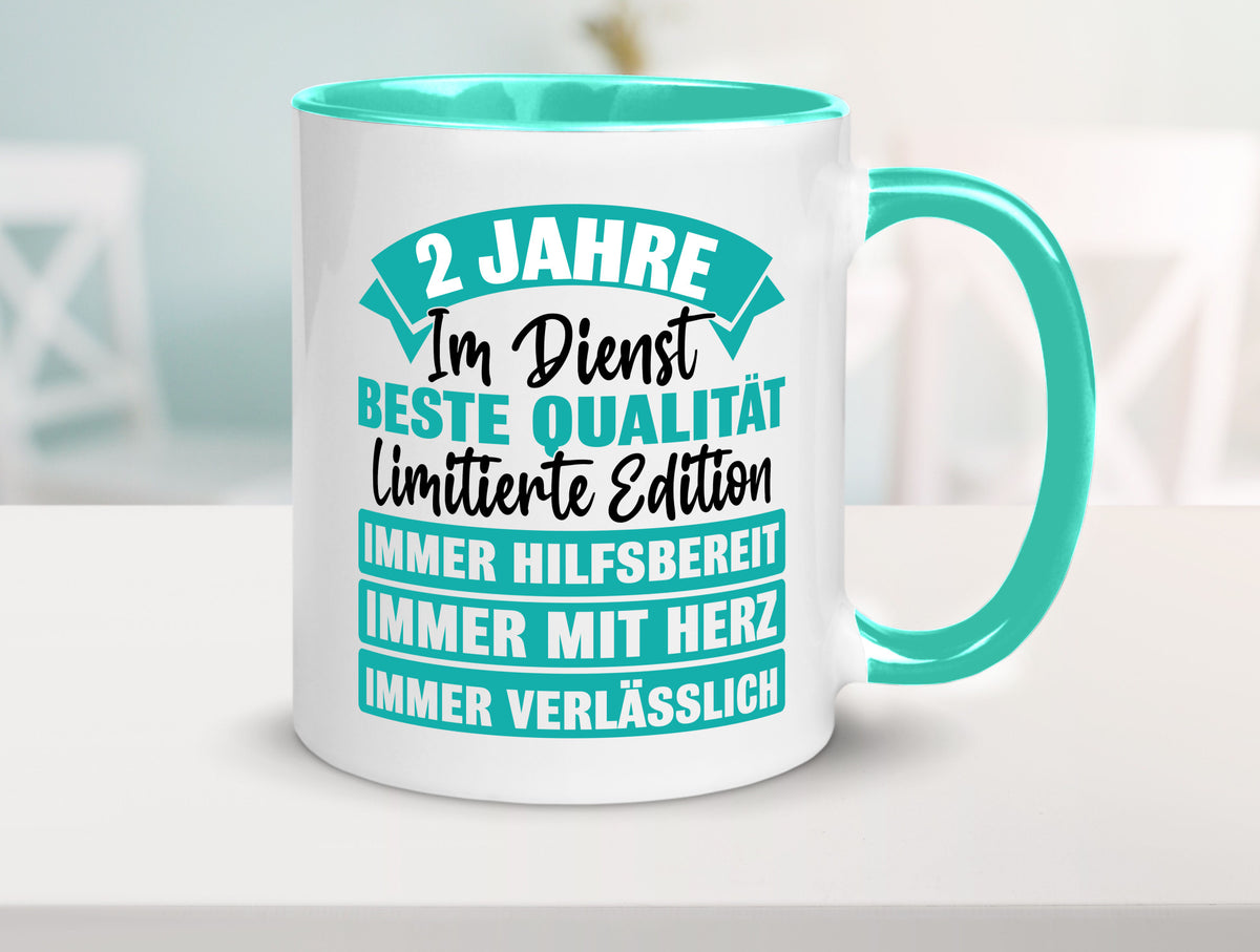 2 Jahre im Dienst | Jubiläum Arbeit v2 Geschenk Kollegen Büro lustiger Spruch Tasse
