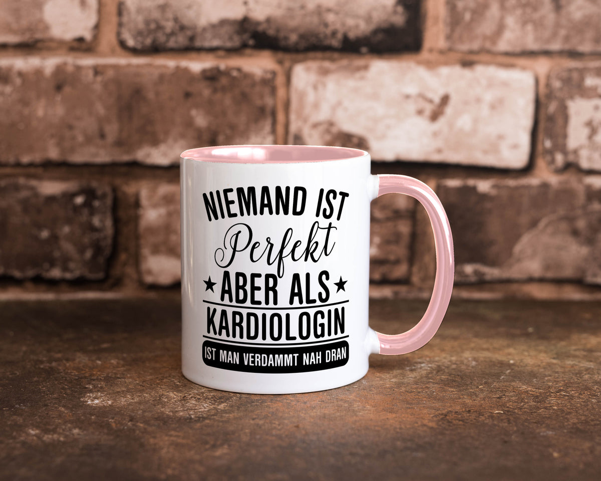 Verdammt nah dran: Kardiologin | Kardiologie Humor Geschenkidee Tasse