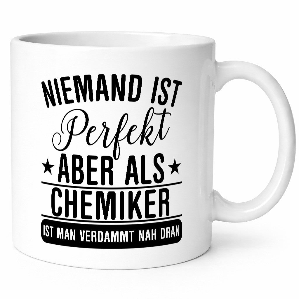Verdammt nah dran: Chemiker | Chemie Labor Geschenkidee Humor Tasse