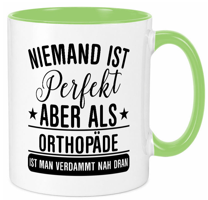 Verdammt nah dran: Orthopäde | Orthopädie Geschenkidee Humor Tasse
