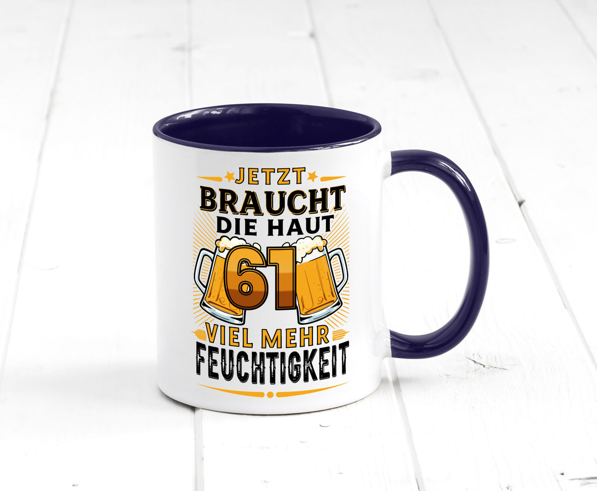 61 braucht die haut mehr Feuchtigkeit | 61. Geburtstag Geschenkidee Humor Tasse