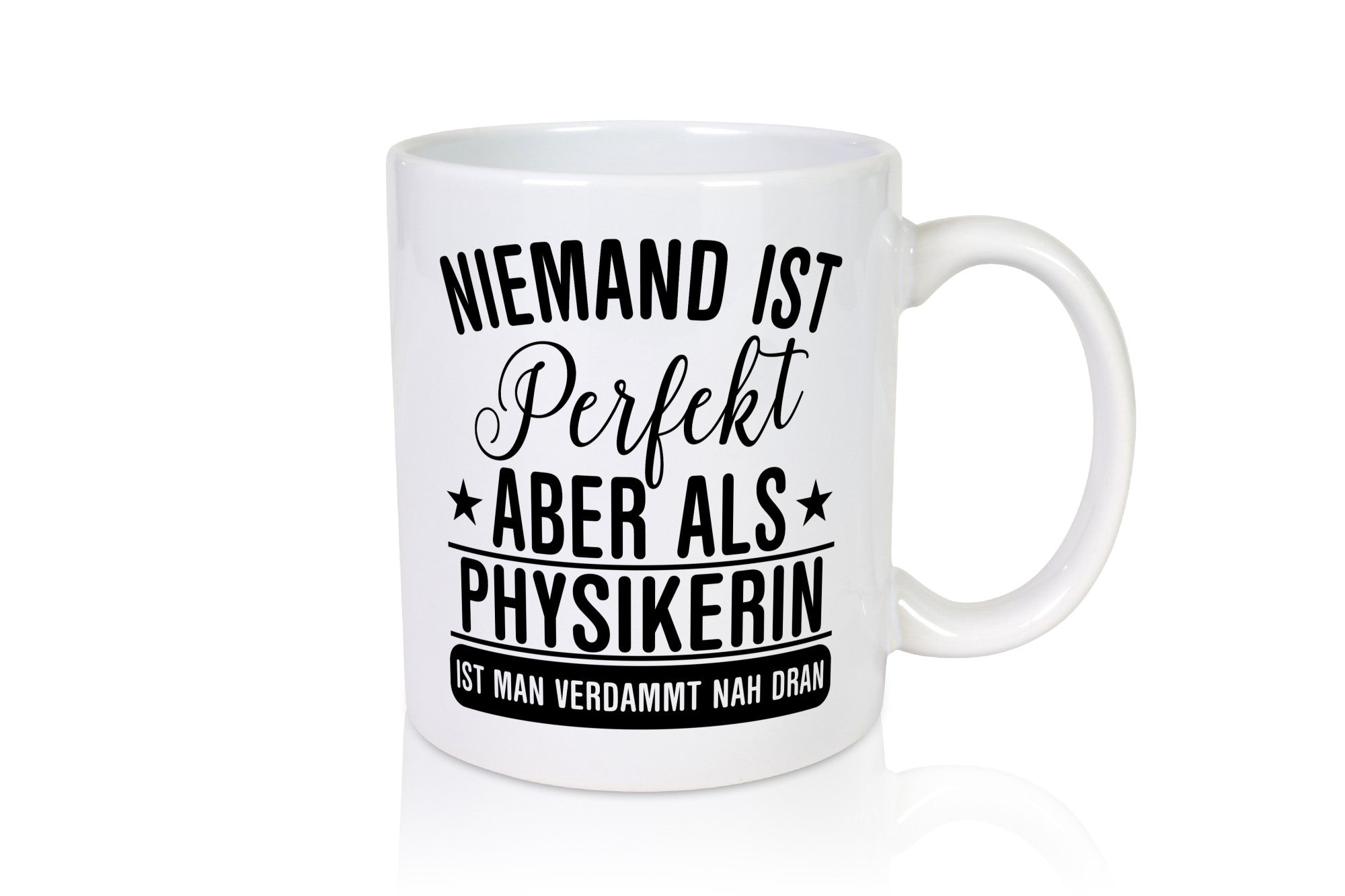 Verdammt nah dran: Physikerin | Physik Geschenkidee Humor Tasse