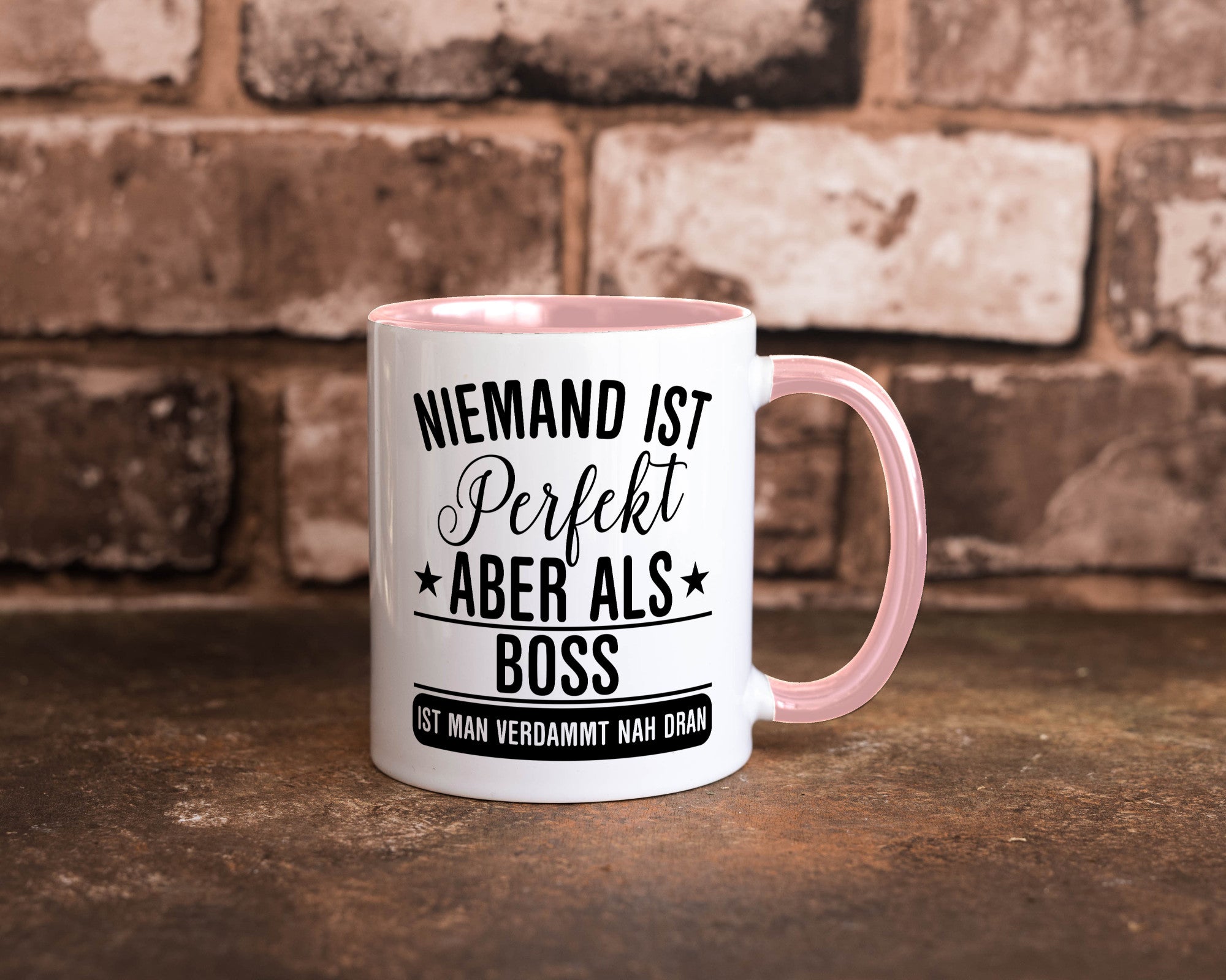 Verdammt nah dran: Boss | Führungskraft Vorgesetzter Humor Geschenkidee Tasse
